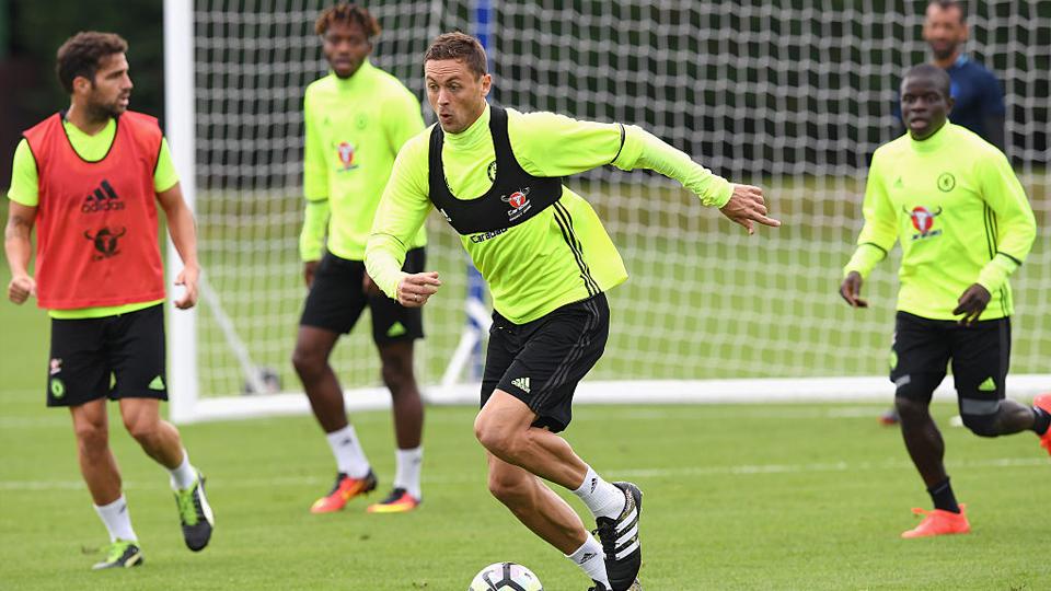 Nemanja Matic dalam sebuah sesi latihan bersama pemain Chelsea. - INDOSPORT
